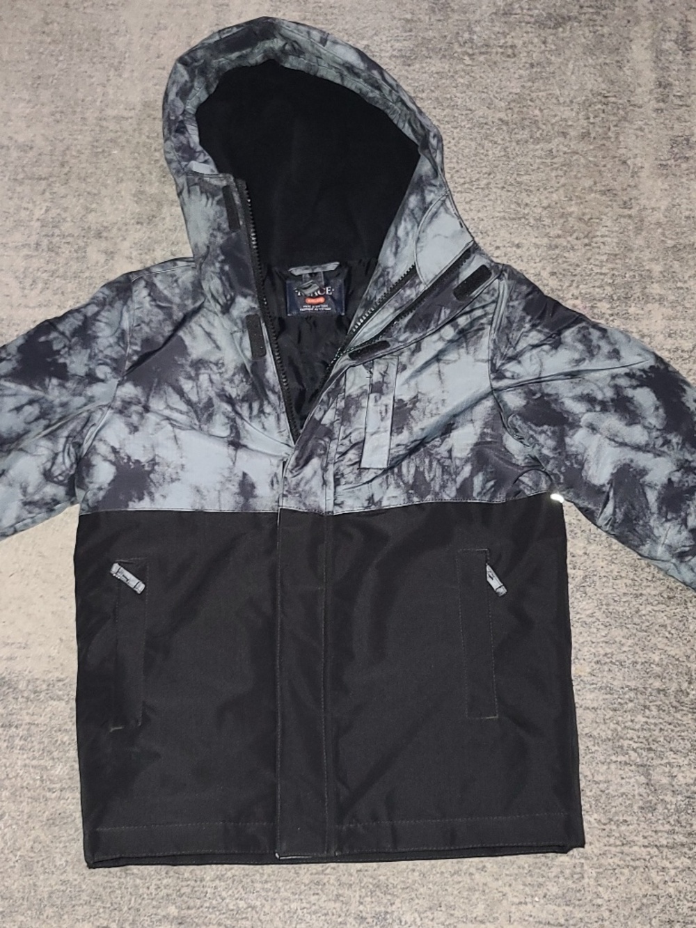 The Children's Place  winter jacket features a black and gray tie-dye size 5/6